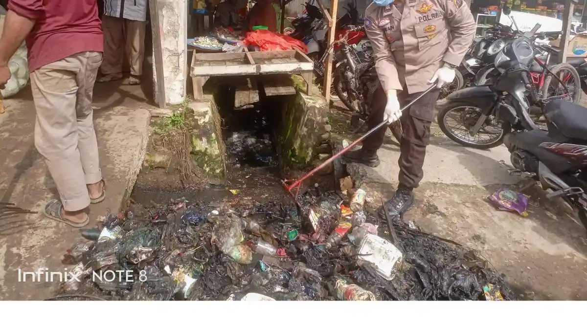 Polisi di Langkat Tak Enggan Korek Sampah di Parit, Saat Galakkan Gotong Royong Kebersihan Pasar