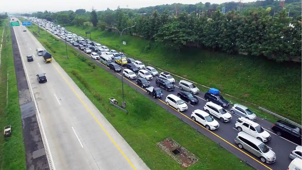 VIDEO DRONE : Kamis Pagi Cikopo Arah Palimanan Dipadati Pemudik