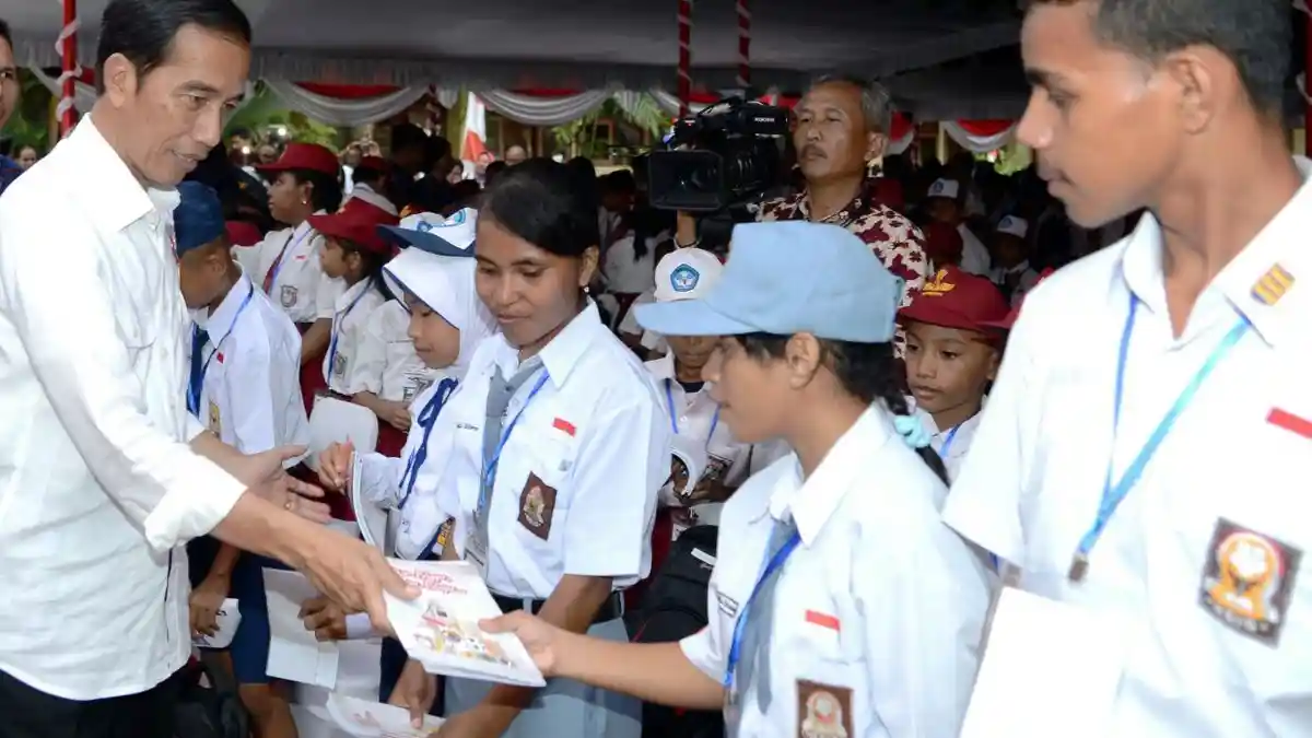 Demi Dapat Dana Program Indonesia Pintar, Orangtua Siswa di Palu Rela Antre 4 Jam