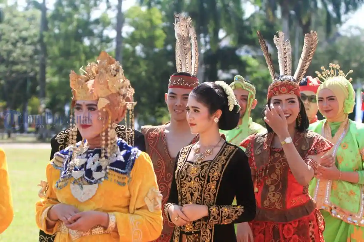 Lomba Busana Adat Semarakkan HUT Pemprov Kalbar ke-62 - peserta-lomba-busana-adat-dalam-rangka-menyemarakkan-hut-pemprov-kalbar-ke-62-3.jpg