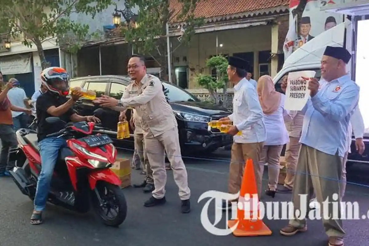 Bagi-bagi Minyak Goreng, Gerindra Gresik Rekomendasikan Gibran sebagai Cawapres Pendamping Prabowo