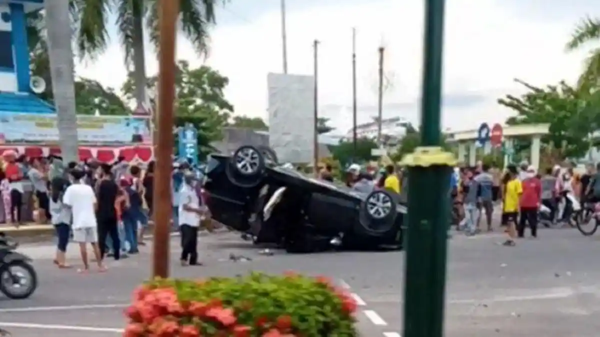 Sopir Mobil Fortuner Ugal-ugalan, Tabrak Xpander hingga Terbalik di Pos TNI AU