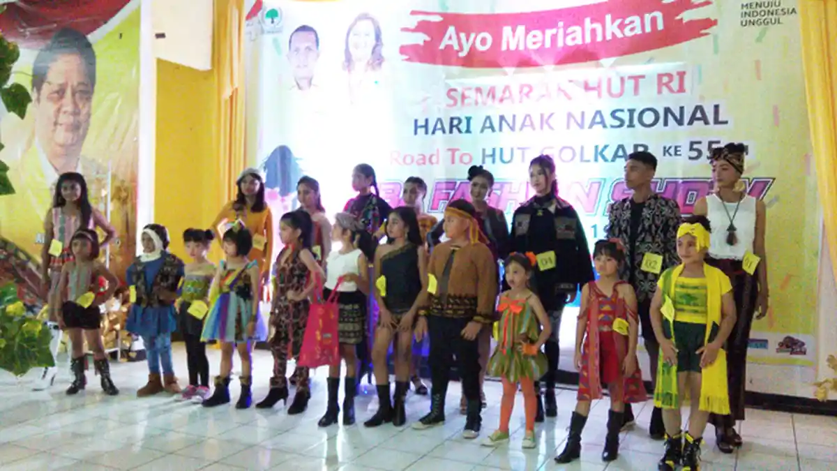 19 Peserta Ikut Lomba Fashion Show Bertema Casual Tenun