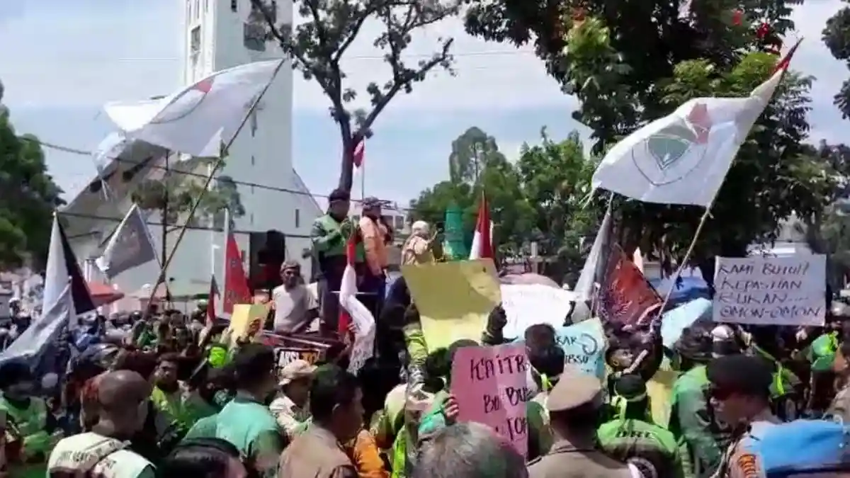 TUJUH Tuntutan Ratusan Ojol Demo di Kantor Gubernur Sumut, Minta Hapus Layanan Hemat