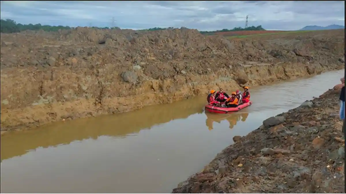 Bocah Lelaki 11 Tahun Terpeleset dan Jatuh Ke Sungai Reteh Inhil ...