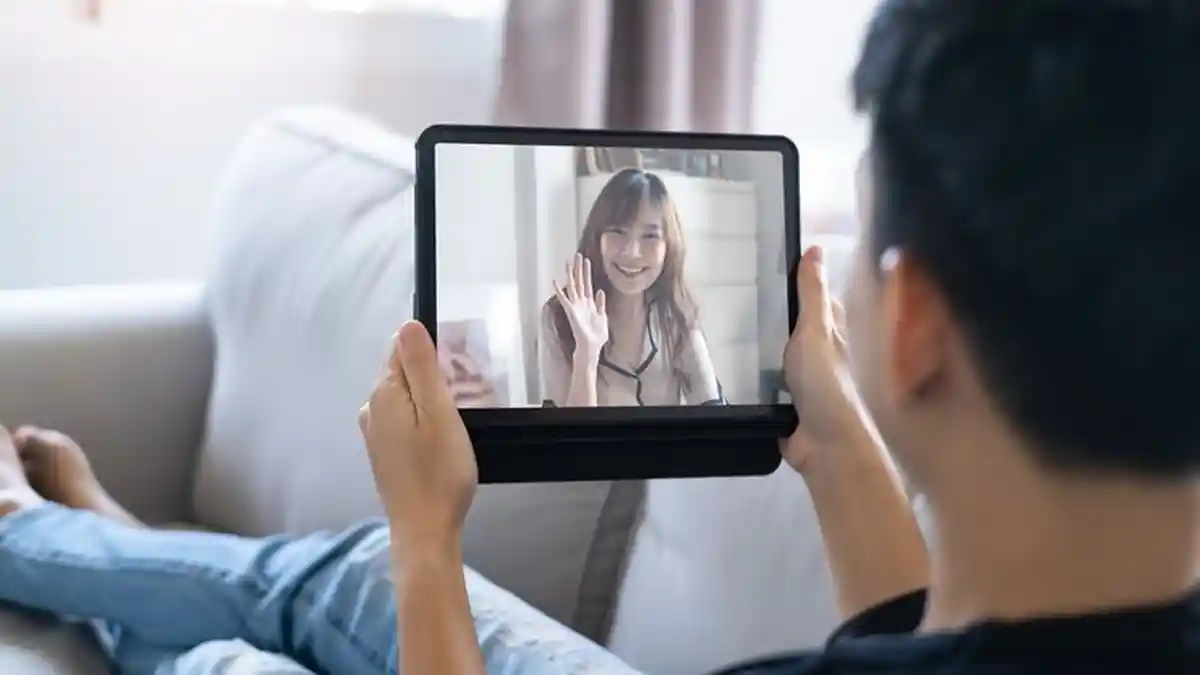 Minta Pasangan untuk Rutin Memberi Kabar, Posesif atau Bukan? Ini Kata Psikolog