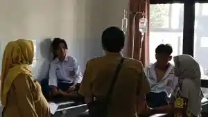 keracuna-MBG-siswa-SMPN-4-Ciamis-dirawat-di-Puskesmas-Pamarican-1.jpg