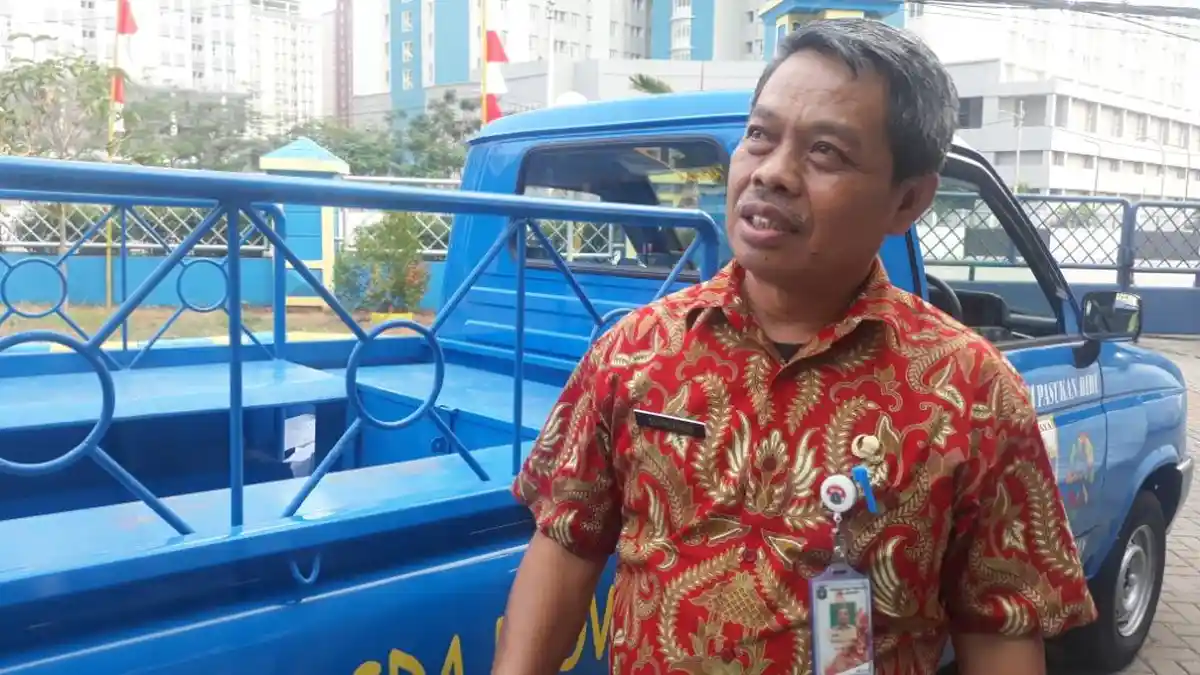 Dinas SDA DKI Jakarta Pasang Jaring Waring Untuk Tutupi Hitamnya Kali Sentiong