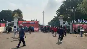 Massa-buruh-dari-berbagai-daerah-sudah-mulai-merapat-ke-kawasan-Monas.jpg