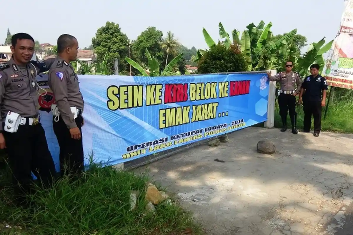 Supaya Hati-hati, Spanduk Imbauan Untuk Pengendara Di Puncak Ini Tampak Tak Biasa