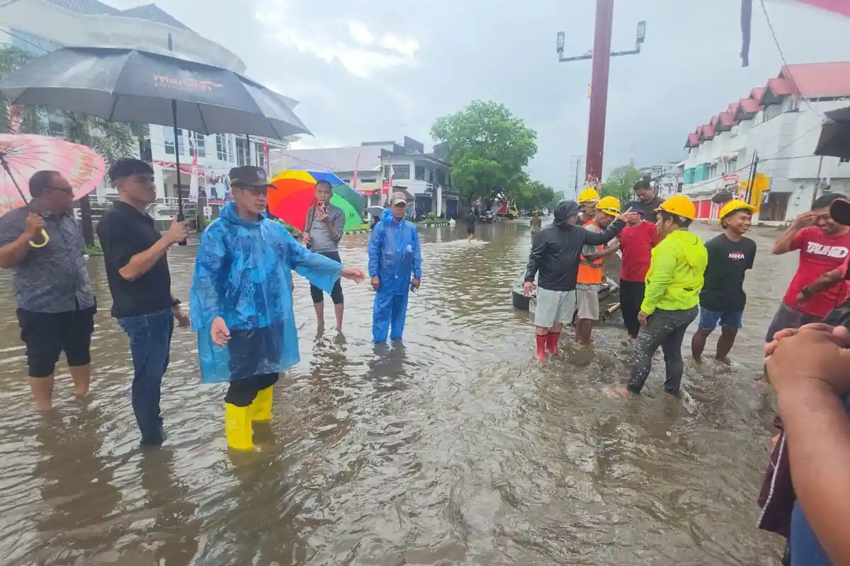 Drainase Tersumbat Sebabkan Banjir di Bitung, Wali Kota Hengky Honandar Turun Langsung