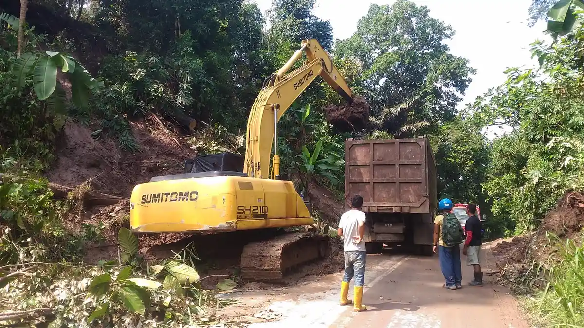 BREAKING NEWS Akses Jalan Menuju Pantai Mutun Lumpuh Total Akibat Tertimbun Longsor 