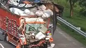 Kondisi-kendaraan-setelah-terlibat-kecelakaan-di-ruas-Tol-Jombang-Mojokerto.jpg