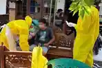 pria-di-pasuruan-dievakuasi-setelah-berhubungan-sama-istri-yang-positif-corona.jpg