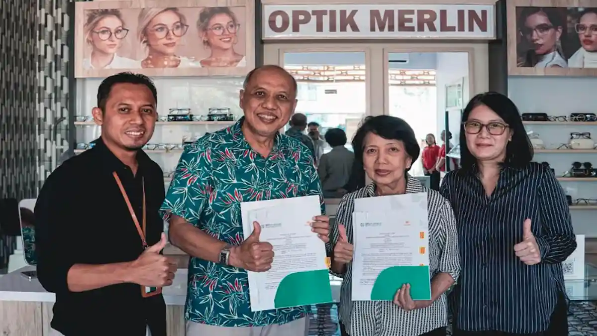 Aksi Nyata Optik Merlin di Gresik Kucurkan Donasi Dana Jutaan Rupiah ke BPJS Kesehatan demi Warga - Surya.co.id