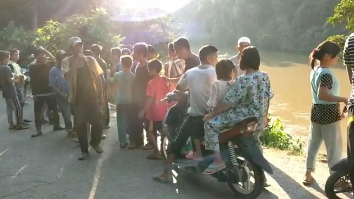 Sopir Kaget Ada Lubang, Truk Pengakut Batu Bata Terjun ke Sungai Batang Bungo