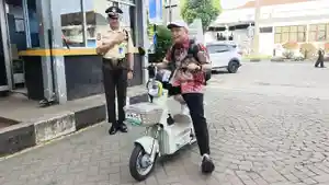 Seorang-pegawai-PLN-menggunakan-sepeda-listrik-menuju-kantor.jpg