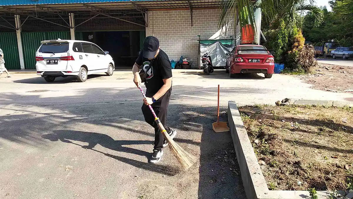 Bersama Tim Relawan, Lukita Bersih-bersih Sekretariat  Relawan
