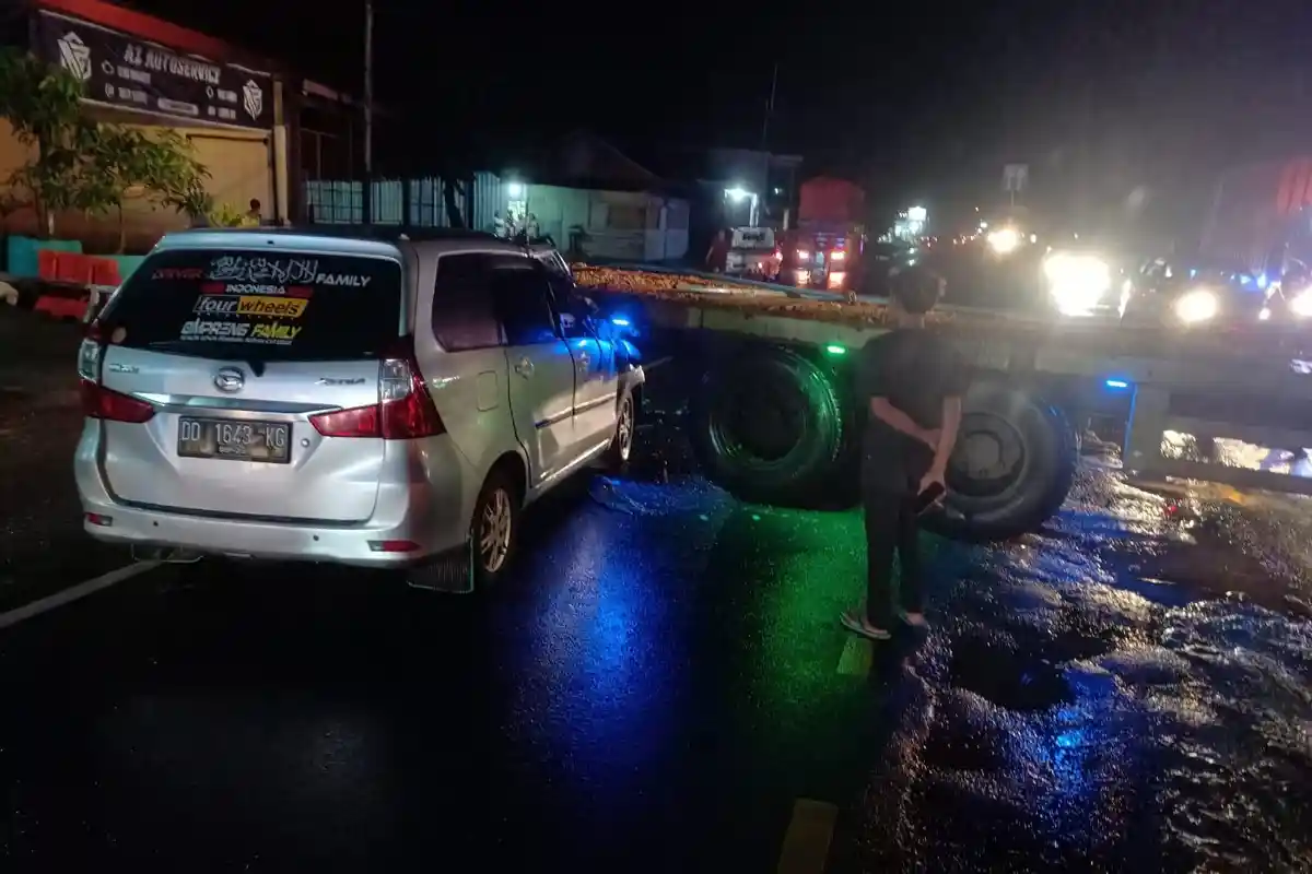 Mobil Xenia Ringsek Tabrak Truk yang Sedang Memutar Arah