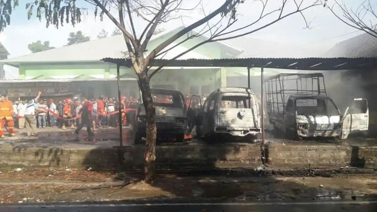 Tiga Mobil Ludes Terbakar di Area Parkir Pasar Muntilan Magelang. Ini Penyebabnya