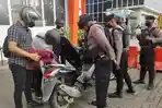 polisi-periksa-tamu-yang-masuk-ke-Mapolres-Gresik.jpg