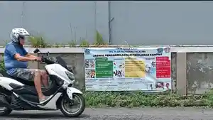 Spanduk-sosialisasi-pemilahan-sampah-di-salah-satu-sudut-jalan-di-Desa-Sanur-Kauh.jpg