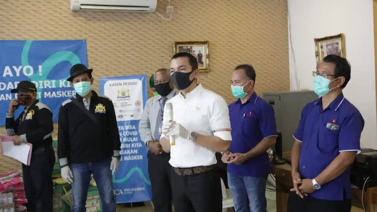 Pandemi Covid-19, Kadafi Bagikan 18.500 Paket Sembako dan Ribuan APD