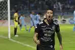 pemain-persib-bandung-esteban-vizcarra-merayakan-golnya-ke-gawang-perse.jpg