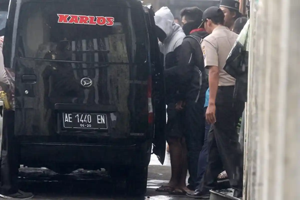 Usai Bunyi Rentetan Tembakan, Warga Lihat Densus Gendong Lima Anak Kecil