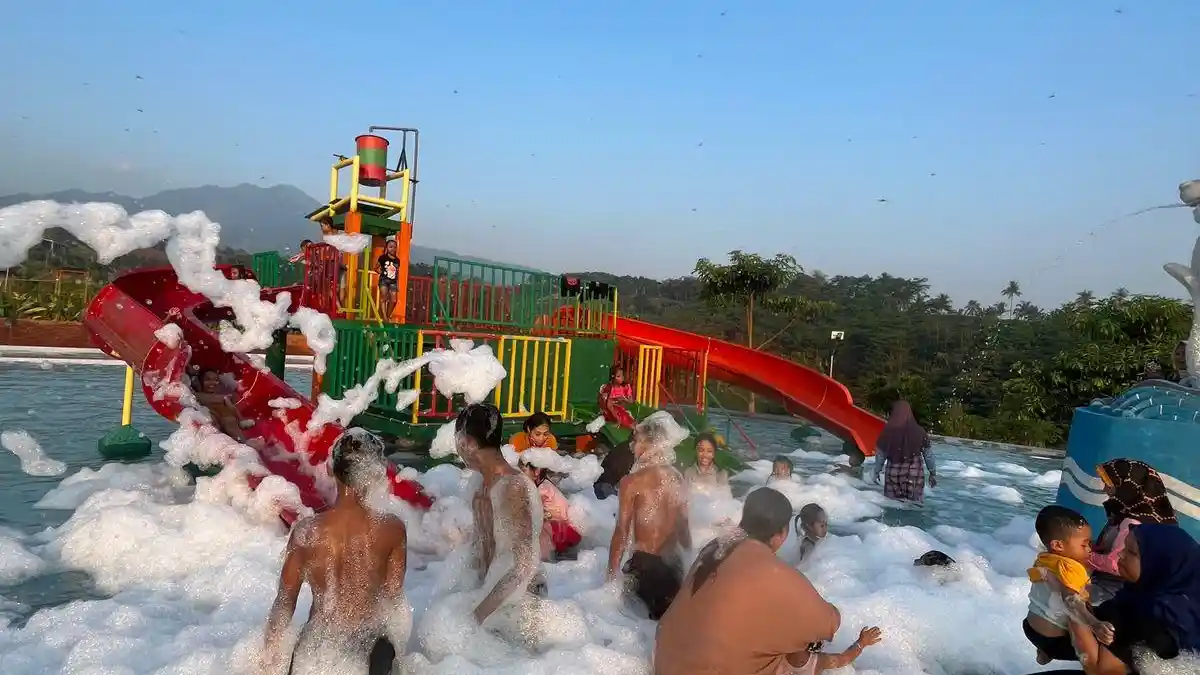 Cukup Rp 15 Ribu Pengunjung Bisa Mandi Busa Berasa Salju di Hinggil ...