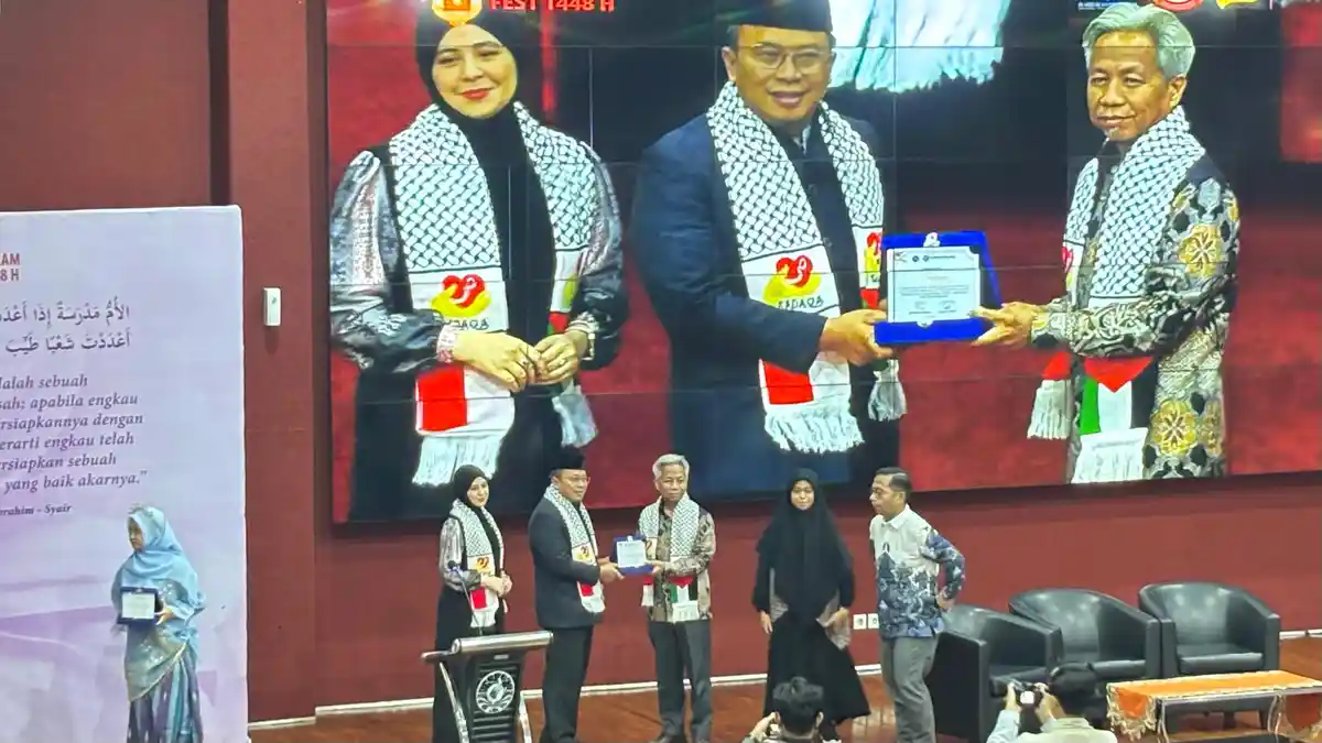 Resty Tagor Hadir di Muharram Fest Al Biruni, Seminar Parenting Jadi Aksi Donasi - Tribun-timur.com