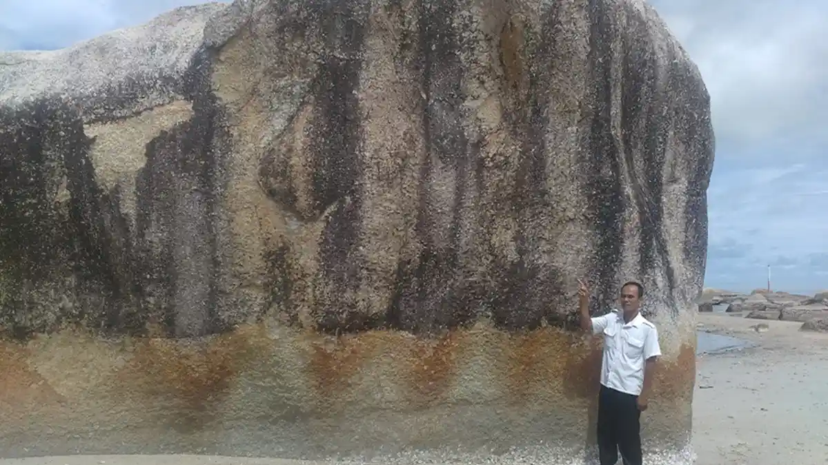 Uniknya Pantai Batu Perahu Toboali, Ada Batu Granit Raksasa Bertuliskan Lafadz 