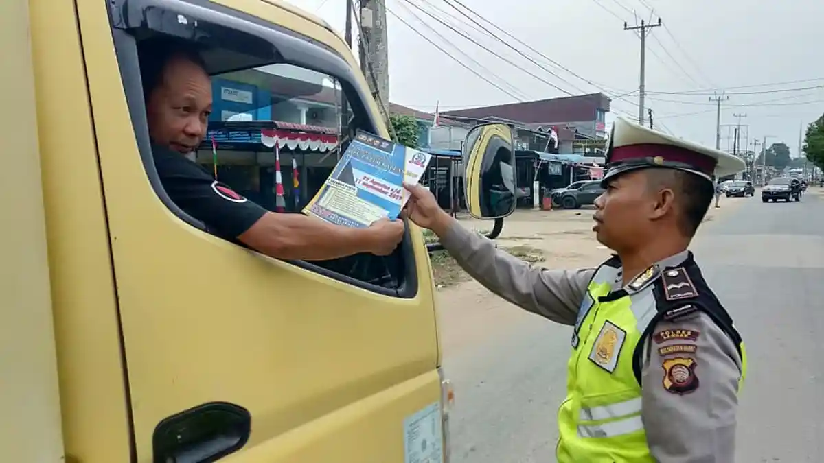 Polantas Ngabang Sosialisasikan Operasi Patuh Kapuas di Jalan Raya