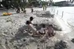 Warga Bermain di Pantai Ancol