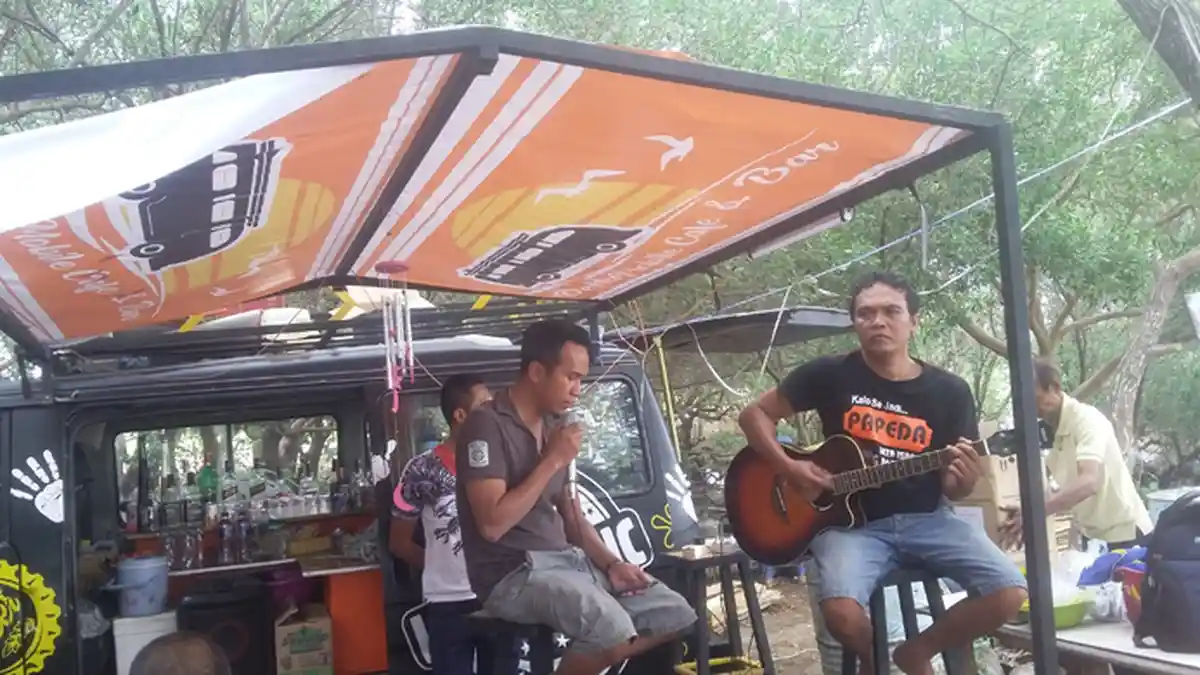 Luar Biasa, Putra Mantan Politisi PDIP NTT Ini Ciptakan Terobosan Cafe dan Bar Berjalan