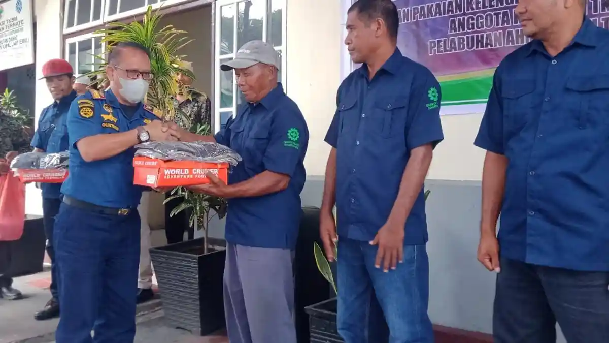 448 Buruh Pelabuhan Ahmad Yani Dapat THR Rp 1 Miliar dari Koperasi TKBM Pelabuhan Ternate