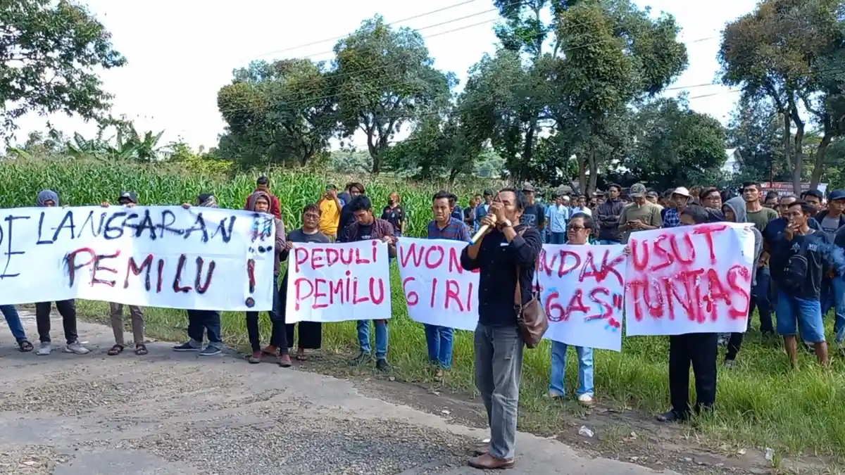 Massa Demo Minta Bawaslu Wonogiri Usut Oknum PPK Bawa Narkoba dan Uang Ratusan Juta