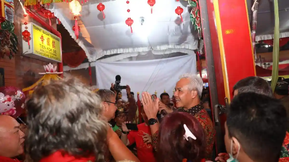 Ganjar Kunjungi Kelenteng Tien Kok Sie Surakarta di Malam Tahun Baru Imlek