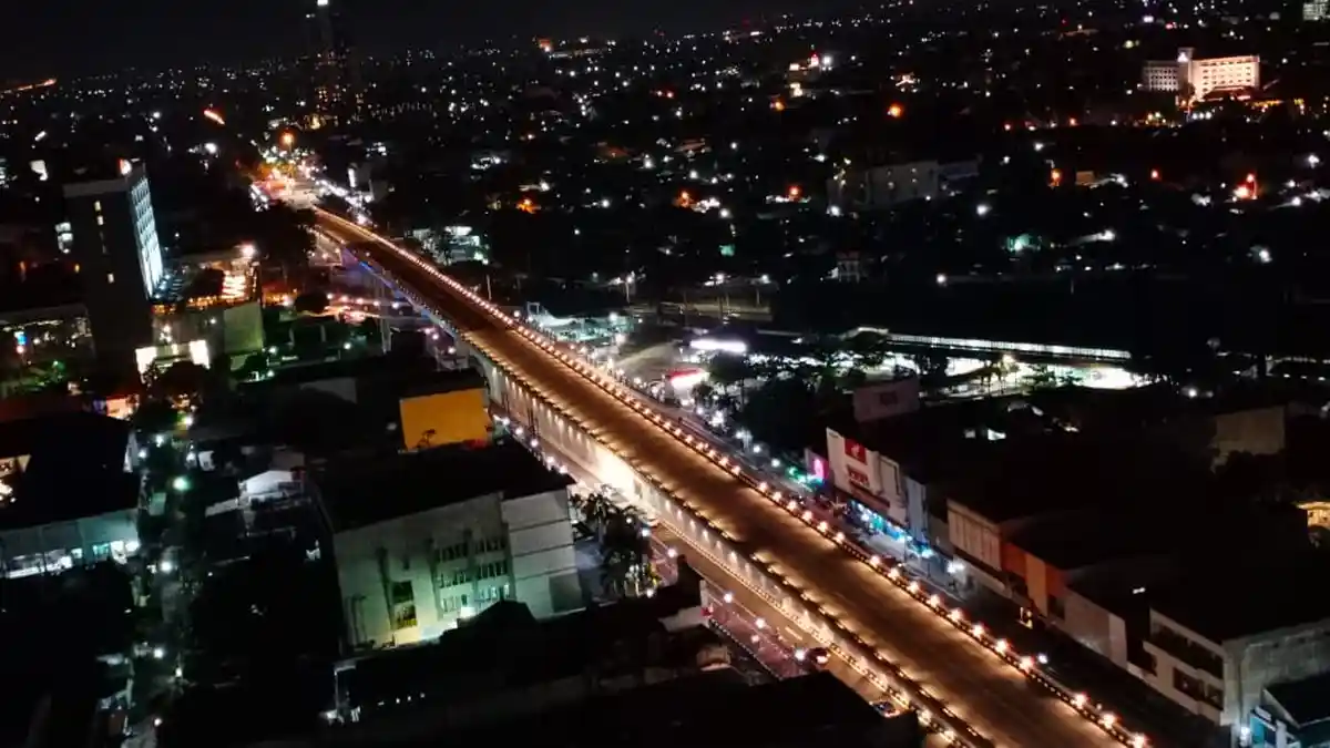 Indahnya Potret Flyover Purwosari Solo saat Malam : Ada Running Text 'Solo The Spirit of Java'