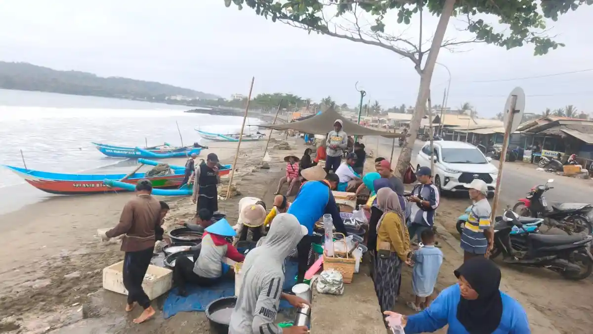 Kekompakan Nelayan Ered Pantai Timur Jemput Rezeki