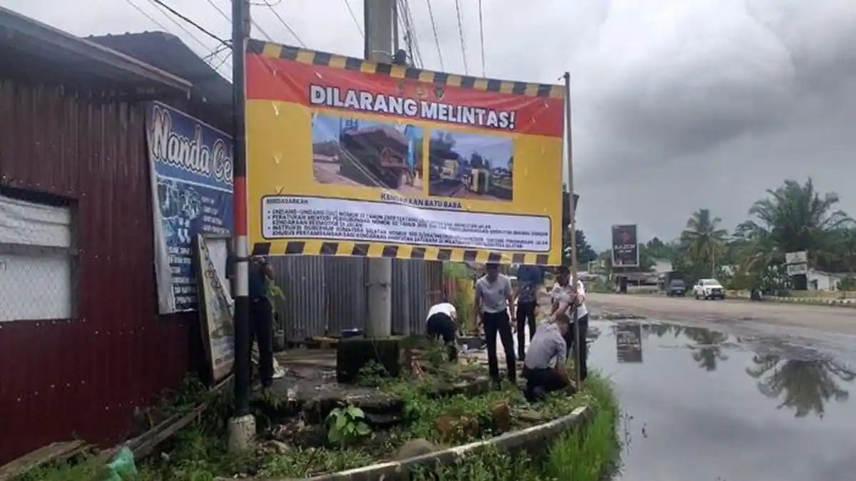 Dishub Musi Rawas Pasang Papan Larangan Truk Batu Bara di Jalan Umum