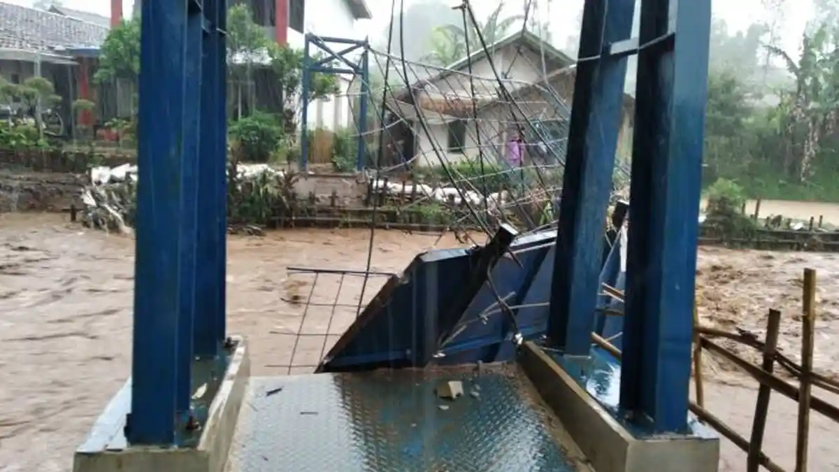 Update Banjir Bandang Cikajang Garut, 30 Rumah Terdampak, Satu Jembatan Gantung Putus Terbawa Arus