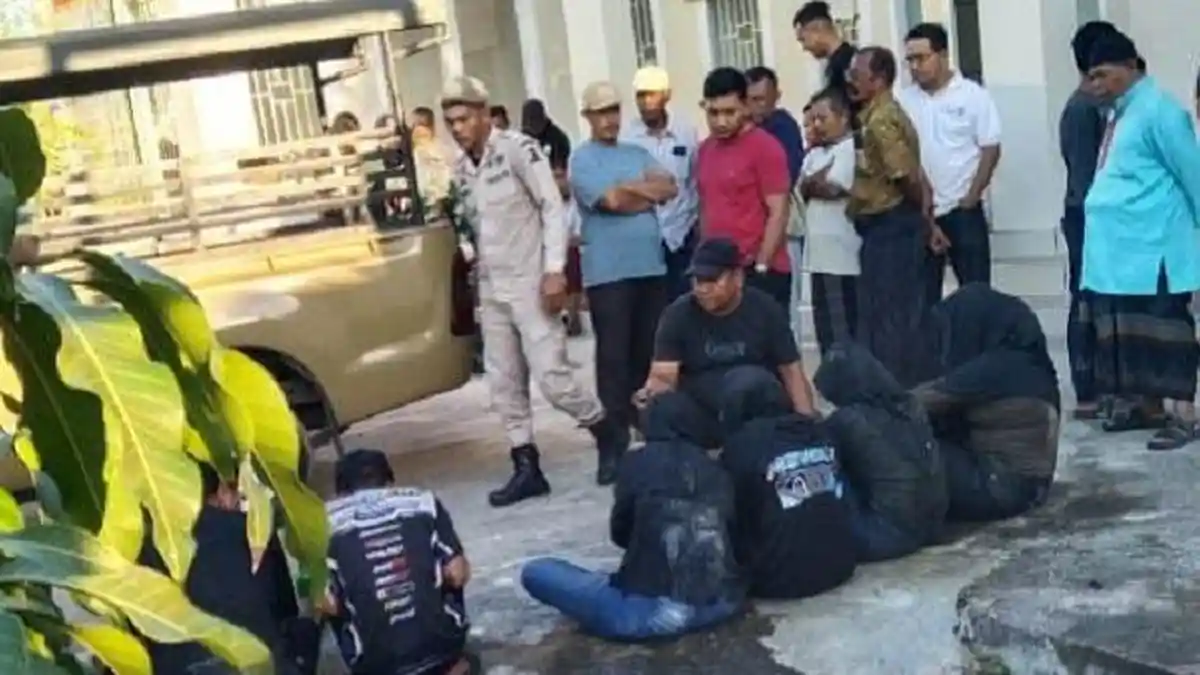 BREAKING NEWS - Asyik Pesta Miras dan Seks, 7 Muda-Mudi di Aceh Besar Digerebek Warga
