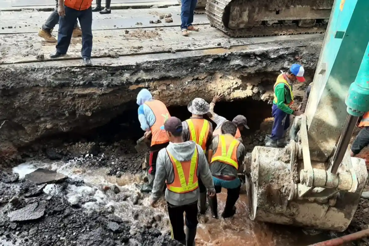 Jalan Amblas di Tangerang Mulai Diperbaiki Gunakan Alat Berat, Arus dari Jakarta Ditutup Sementara