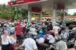 RATUSAN-PENGENDARA-DI-OKU-TIMUR-SERBU-SPBU.jpg