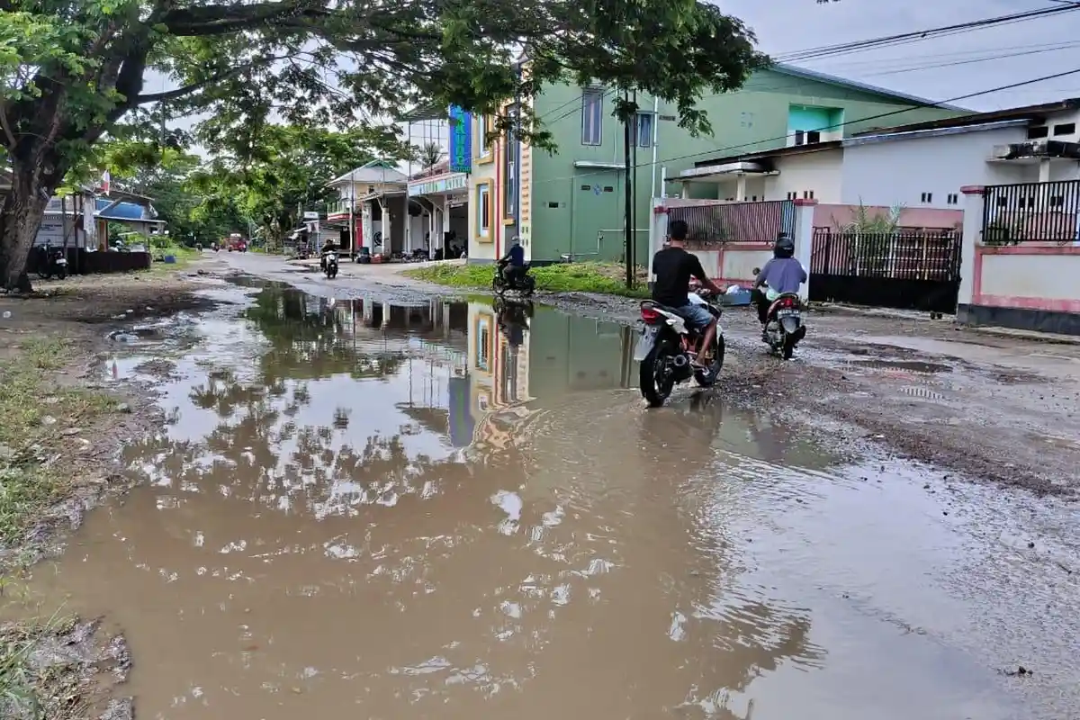 Jalan Utama di Kota Bula Rusak Parah Hingga Tergenang Air, Warga Kritik Pemerintah SBT Gerak Lambat