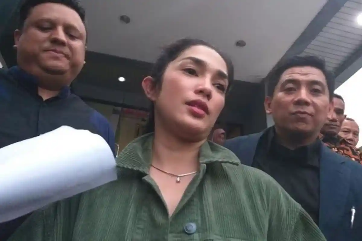 Datang ke Polda Metro Jaya. Ussy Sulistiawaty Siap Temui Langsung Sosok yang Terduga Bully Anaknya