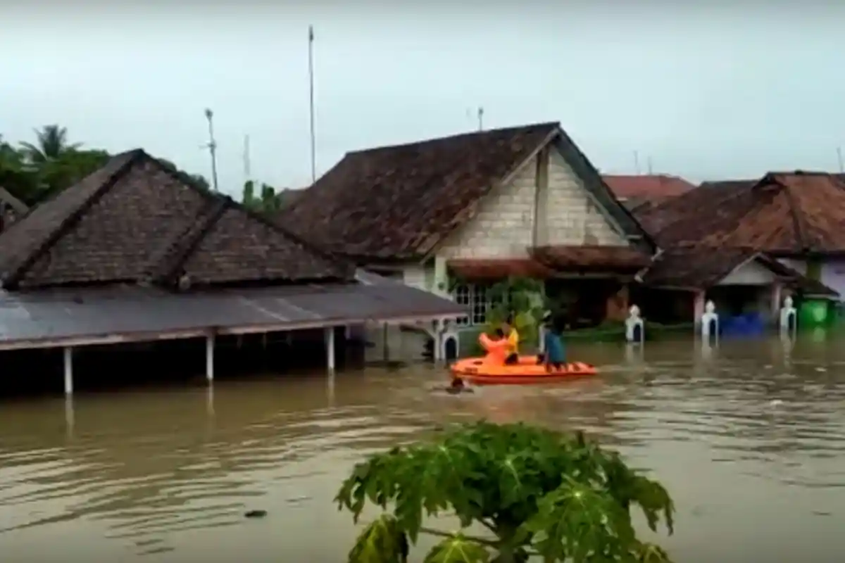 Ngeri, Begini Detik Detik Mobil Kijang Terseret Banjir yang Tewaskan Satu Keluarga