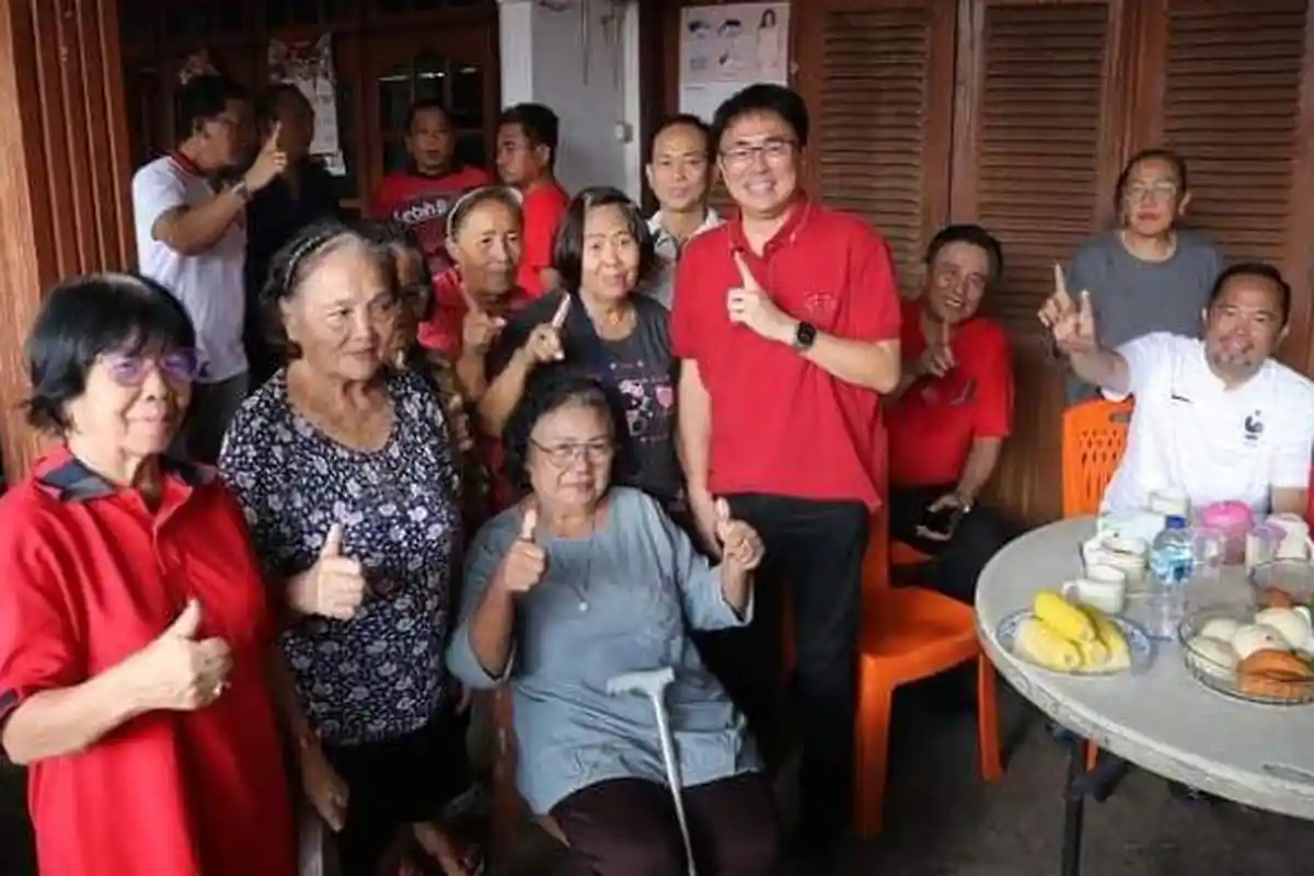 Blusukan di Ranting PDIP se Manado, Andrei Angouw Ketemu Guru Masa SMA