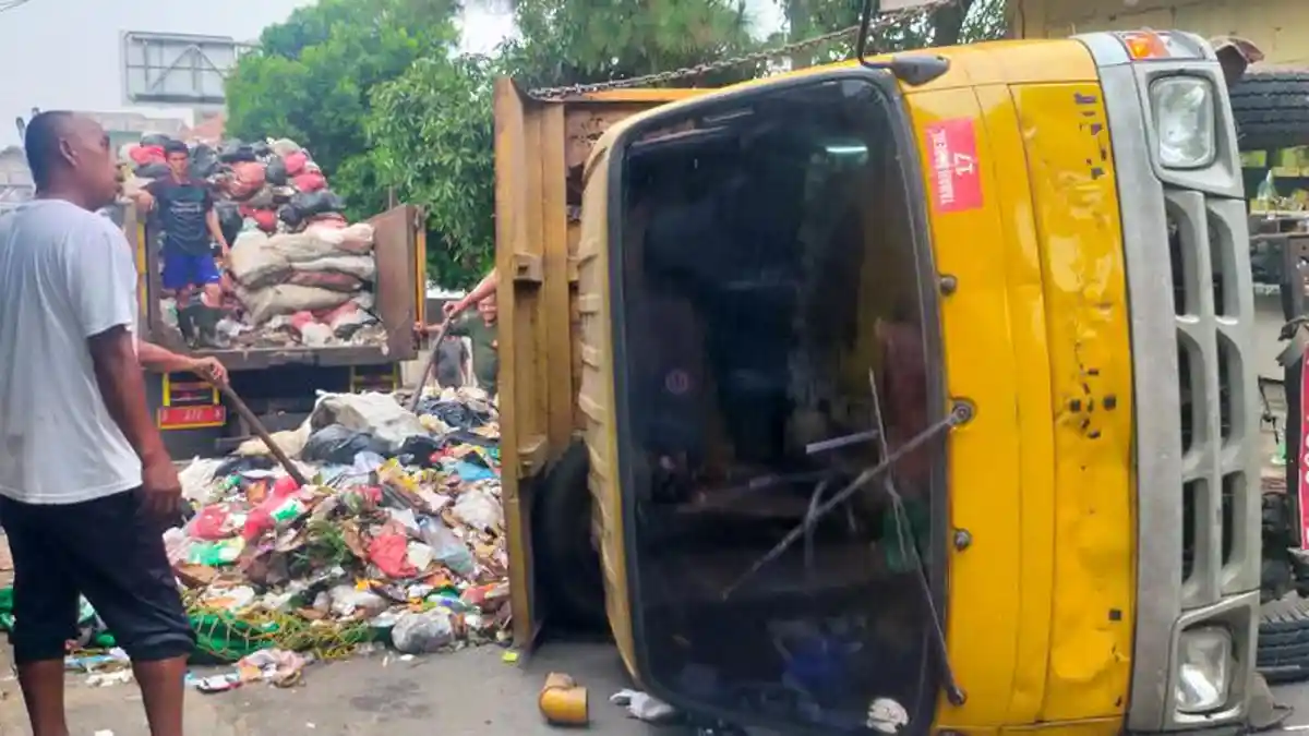 Kaget Ada Mobil Nyalip di Tanjakan, Sopir Truk Sampah Pasrah Muatannya Terguling usai Mati Mesin
